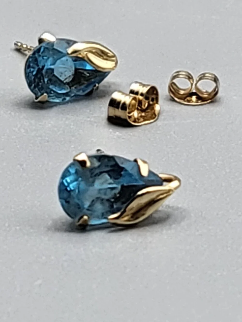 14k Gold Topaz Teardrop/ Pear w Leaf Stud Estate Mid-Century Vintage Swiss Blue